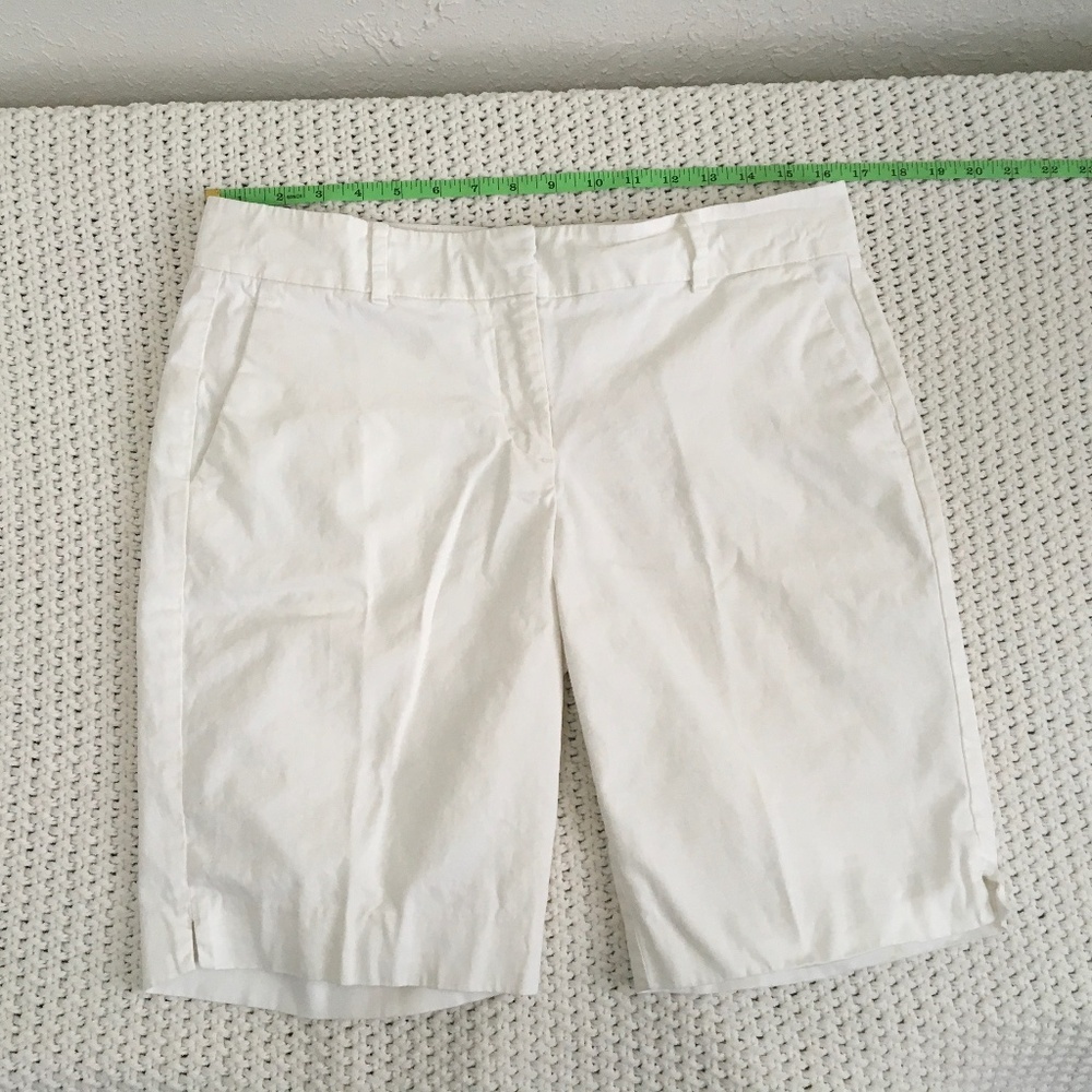ANN TAYLOR WHITE WALKING SHORTS SIZE 6